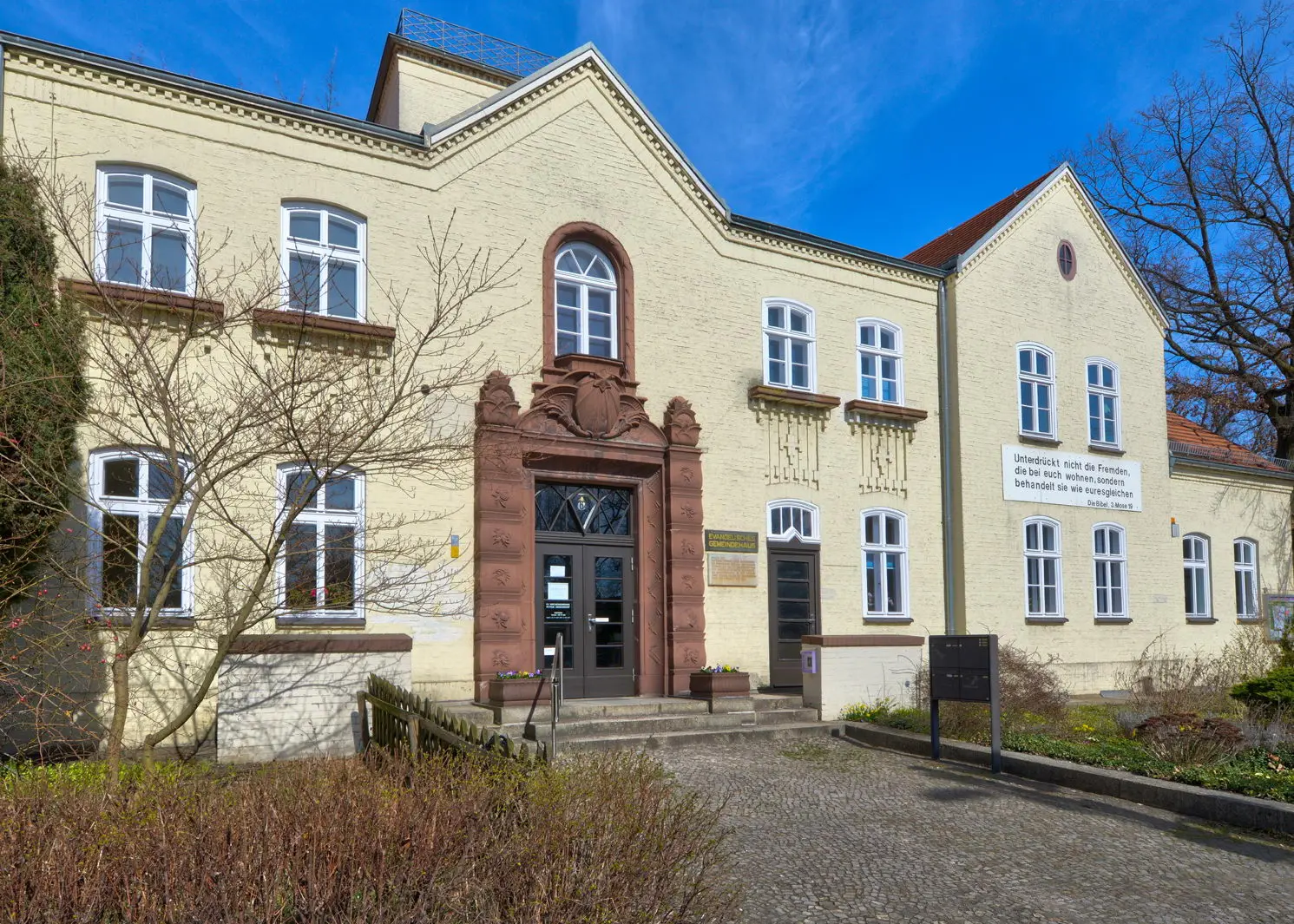 Das Gemeindehaus der Evangelischen Kirchengemeinde Petrus-Giesensdorf in Lichterfelde am Ostpreußendamm