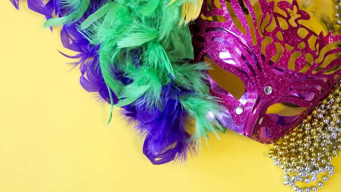 Schätze aus der Verkleidungskiste: Federn und Karnevalsmaske
