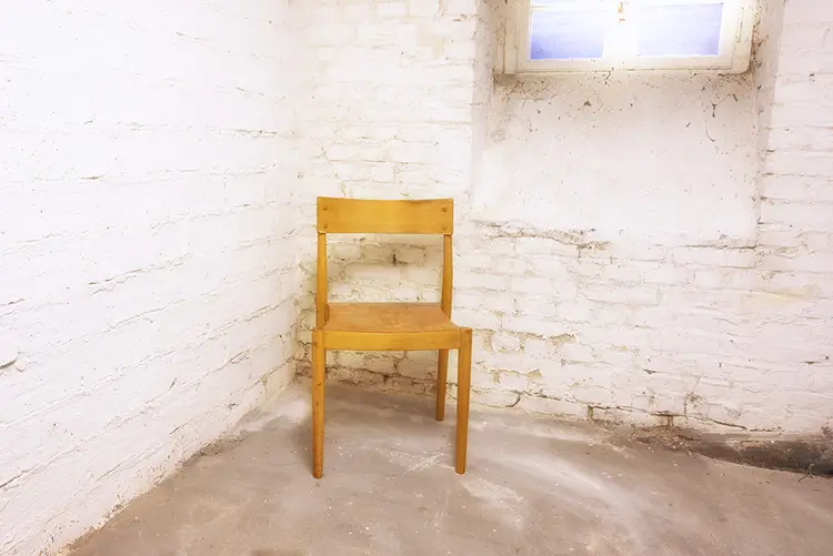 Der Herr ist auferstanden: leerer Stuhl in einem hell erleuchteten Kellerraum (Foto: Michael Busch)