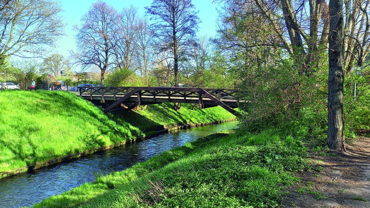 Ein Fußgängersteg über die Panke in Berlin-Gesundbrunnen