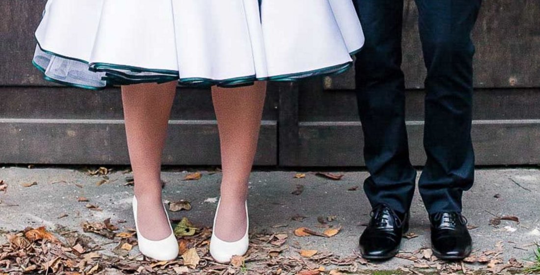 Schuhe und Beine eines Brautpaares