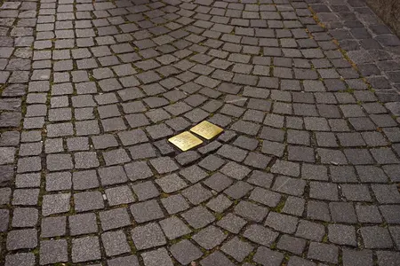 Zwei Stolpersteine