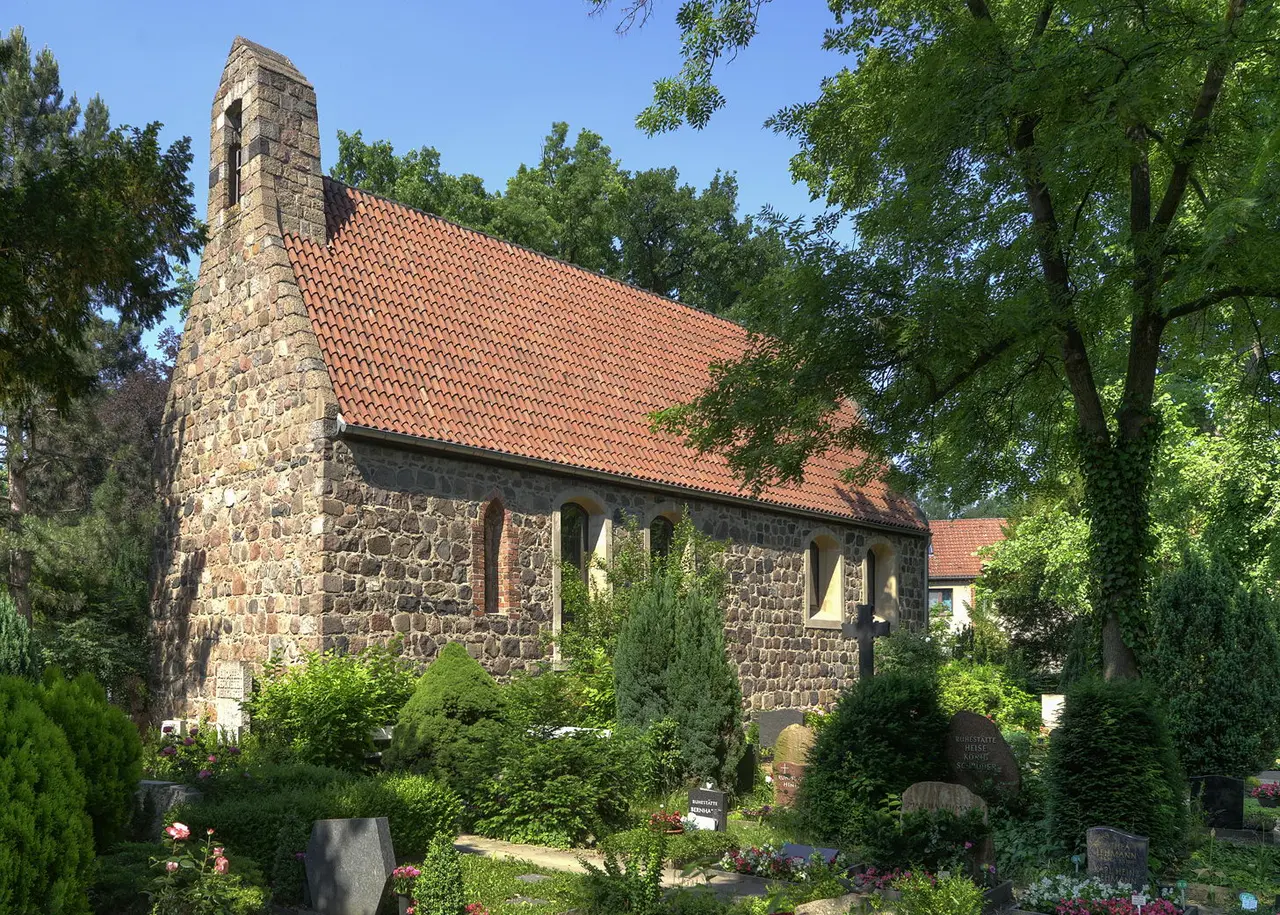 Dorfkirche Giesensdorf mit Kirchhof in Berlin-Steglitz