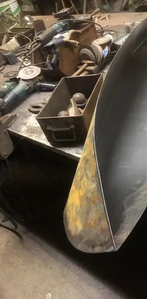 Einblick in die Metallwerkstatt: Entstehung des Andachtsleuchters in Form einen Bootes