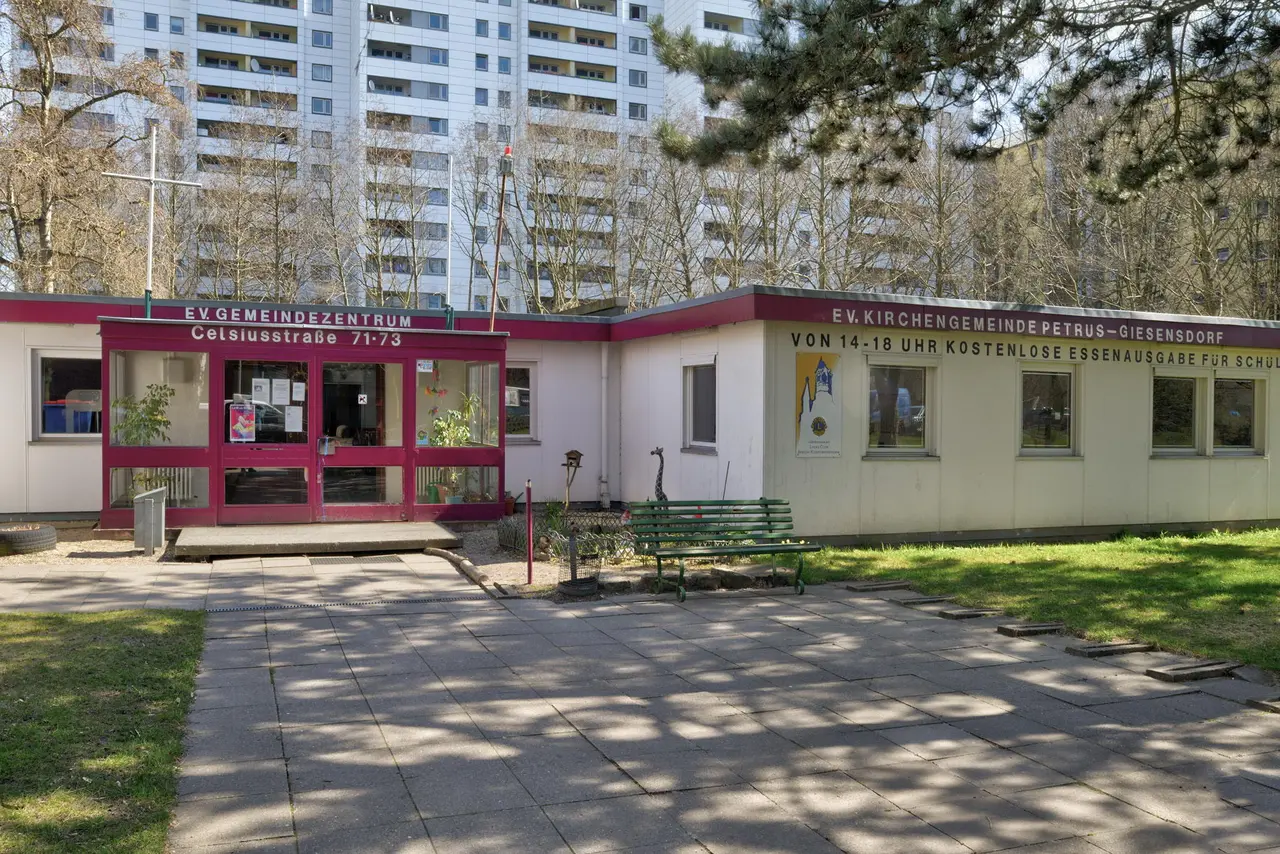 Das Gemeindezentrum in der Celsiusstraße vor dem Abriss.