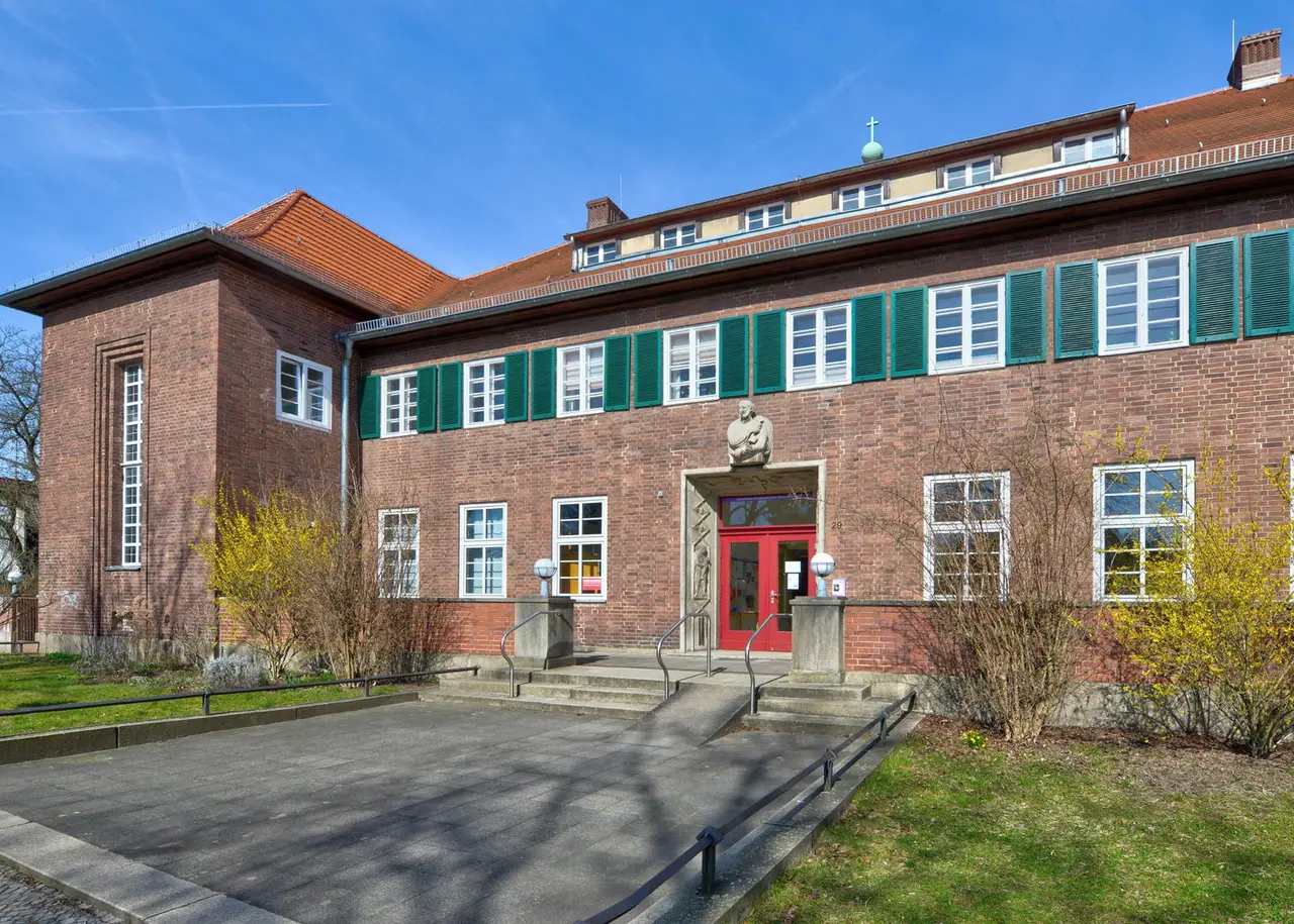 Das Gemeindehaus der Evangelischen Kirchengemeinde Petrus-Giesensdorf in Lichterfelde in der Parallelstraße