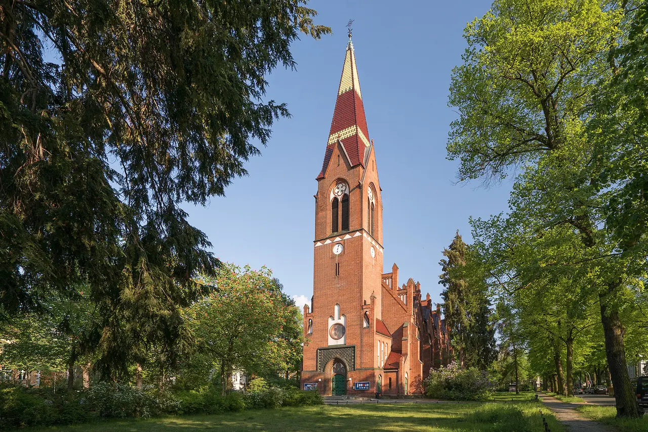 Die Petruskirche im Sommer am Oberhofer Platz in Lichterfelde.