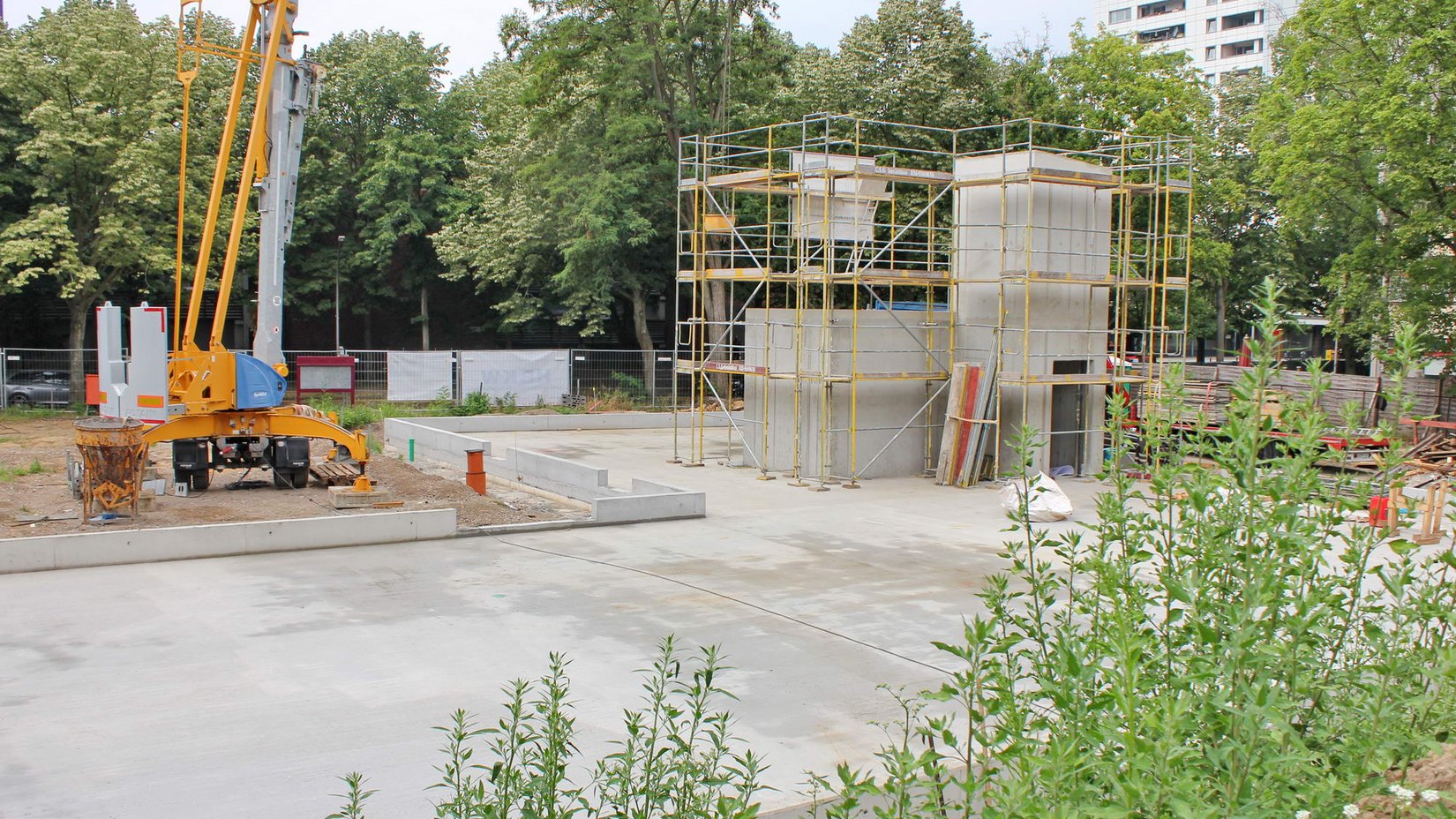 Baustelle Neubau Gemeindezentrum: Plattenfundament mit Aufzugsschacht aus Stahlbeton