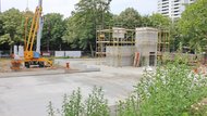 Baustelle Neubau Gemeindezentrum: Plattenfundament mit Aufzugsschacht aus Stahlbeton