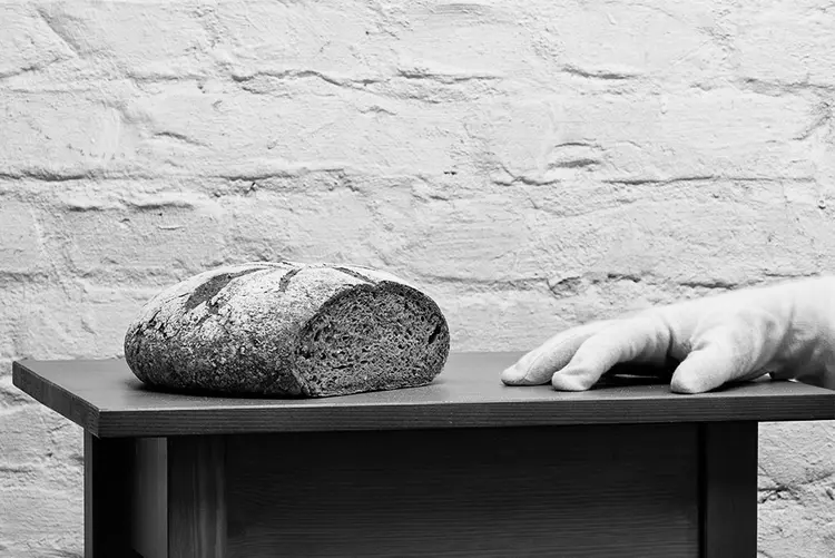 Das Letzt Mahl: Tisch mit Brot und Verräterhand (Foto: Michael Busch)